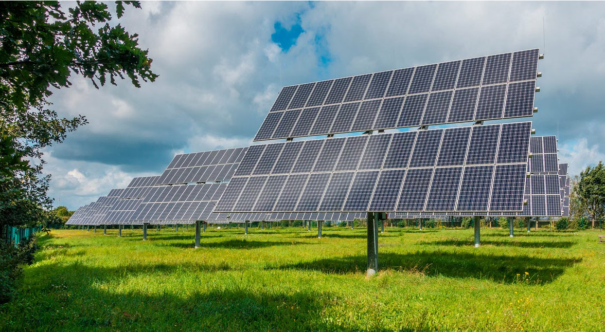 Parque solar fotovoltaico en campo abierto
