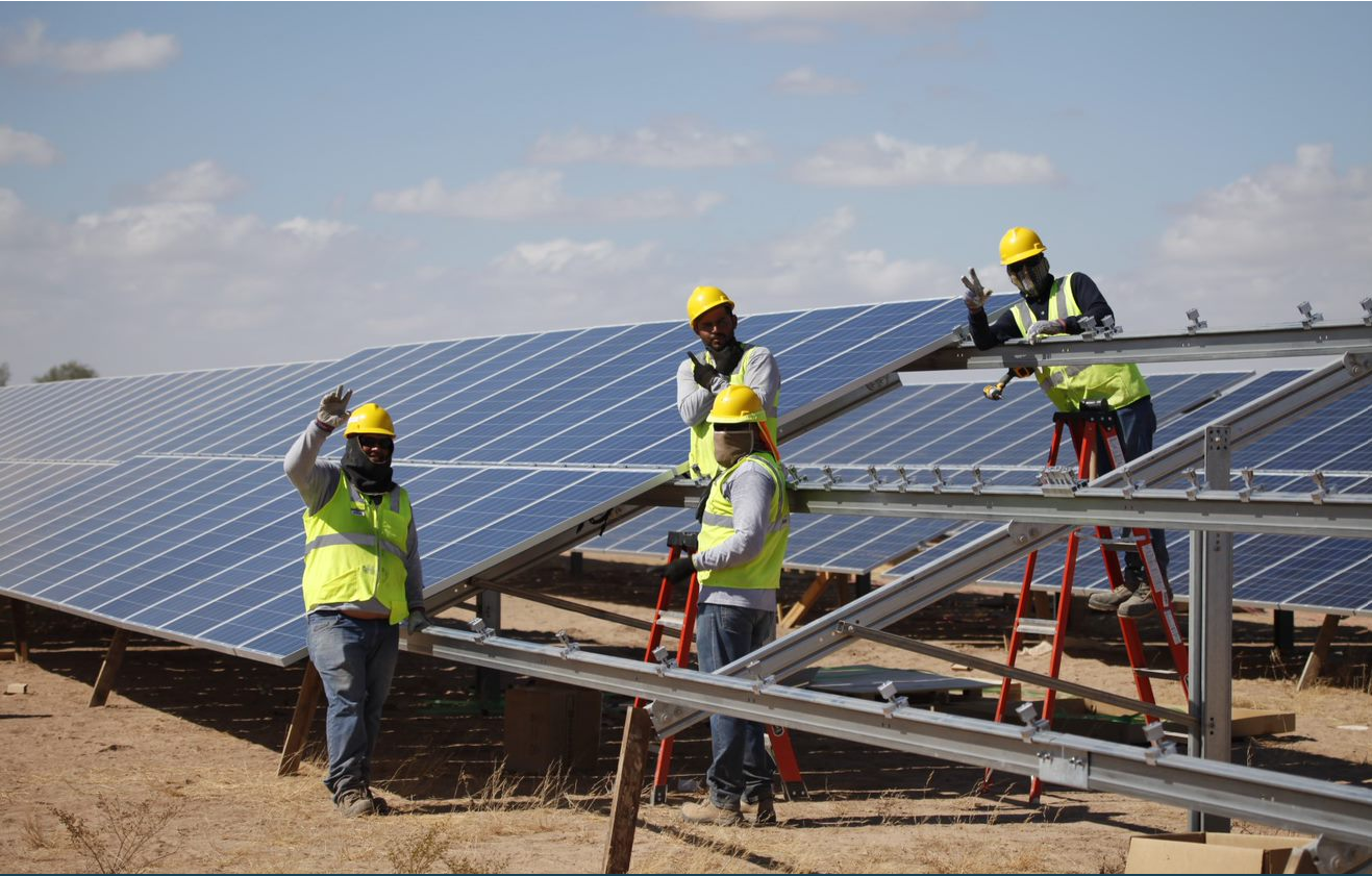 Equipo técnico instalando paneles solares fotovoltaicos