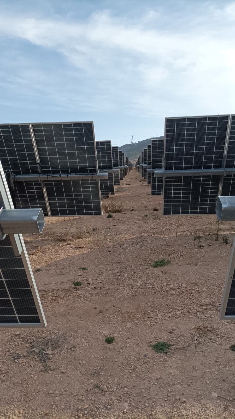 Planta fotovoltaica en terreno árido