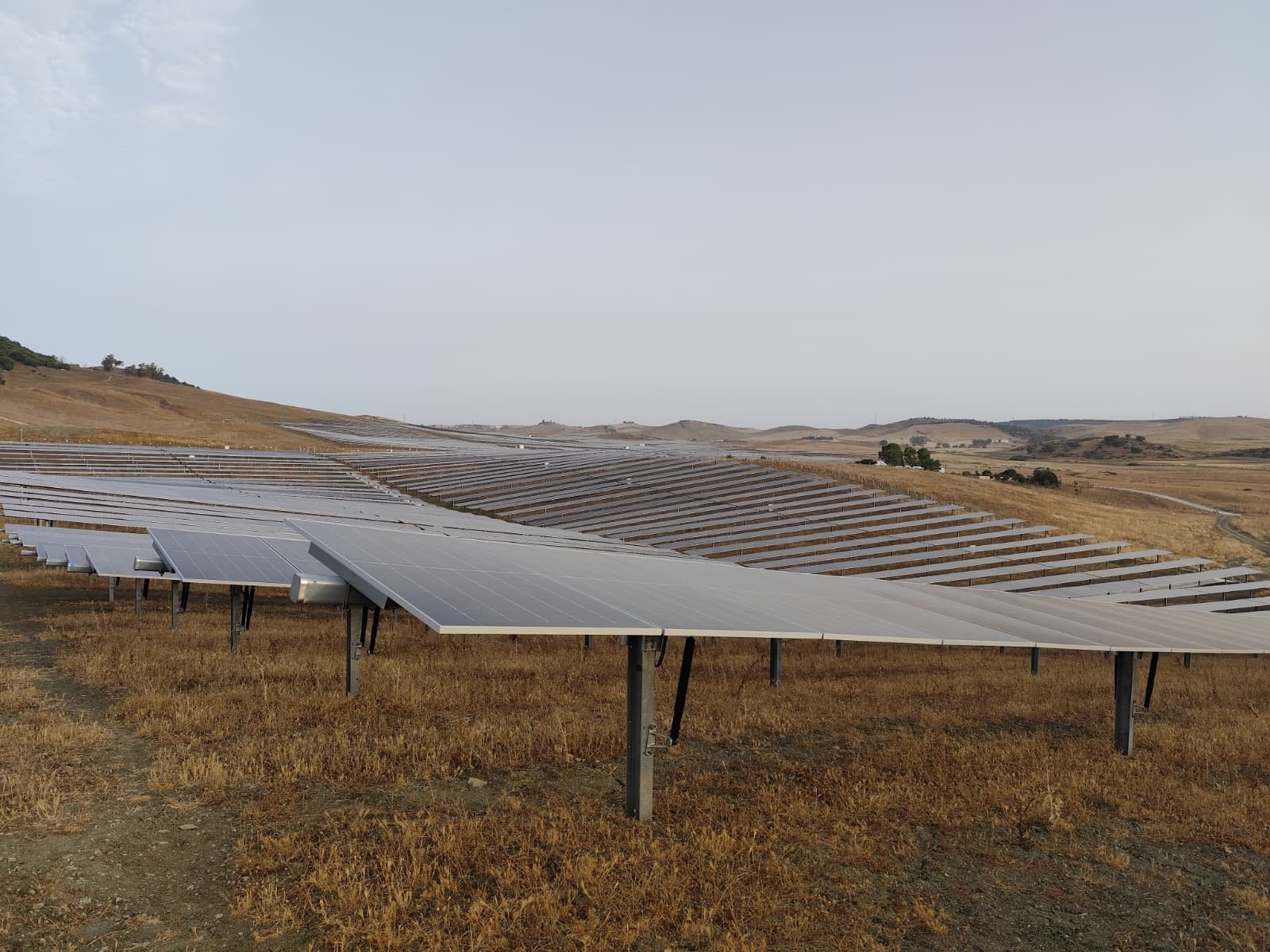Instalación solar en campo verde
