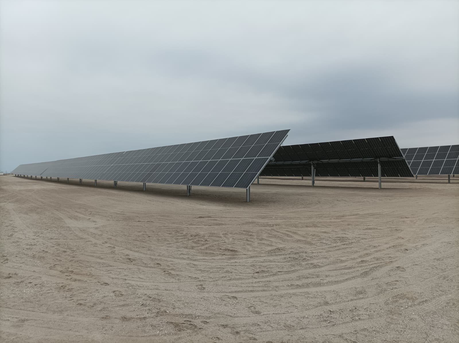 Trackers solares en terreno árido